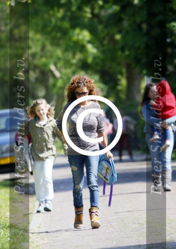 Zuiderwoude 28 mei 2015
Katja Schuurman op straat