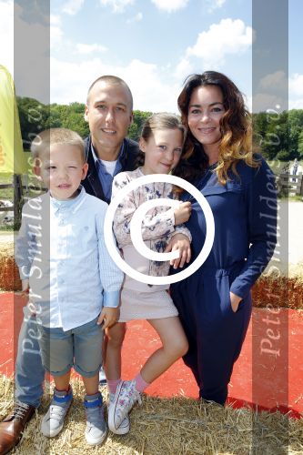 Amsterdam 10 juni 2015
Premiere Apenstreken bij kinderboederij in amsterdamse bos met oa Yvon Jaspers en Kim Lian v d Meij. Kim Lian v d Meij met man Daniel en kinderen