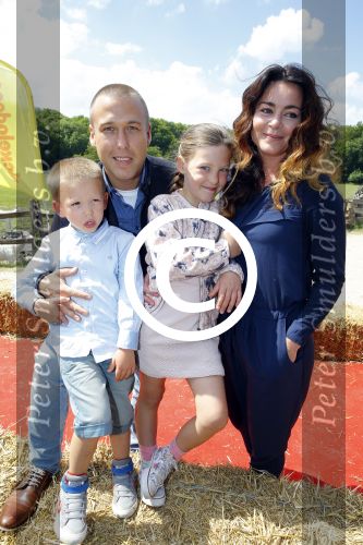 Amsterdam 10 juni 2015
Premiere Apenstreken bij kinderboederij in amsterdamse bos met oa Yvon Jaspers en Kim Lian v d Meij. Kim Lian v d Meij met man Daniel en kinderen