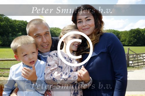 Amsterdam 10 juni 2015
Premiere Apenstreken bij kinderboederij in amsterdamse bos met oa Yvon Jaspers en Kim Lian v d Meij. Kim Lian v d Meij met man Daniel en kinderen