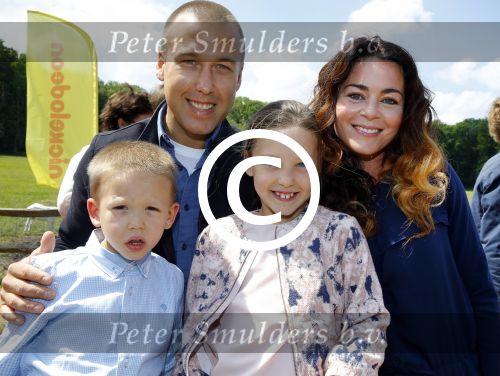 Amsterdam 10 juni 2015
Premiere Apenstreken bij kinderboederij in amsterdamse bos met oa Yvon Jaspers en Kim Lian v d Meij. Kim Lian v d Meij met man Daniel en kinderen