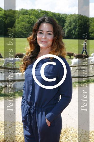 Amsterdam 10 juni 2015
Premiere Apenstreken bij kinderboederij in amsterdamse bos met oa Yvon Jaspers en Kim Lian v d Meij. Kim Lian v d Meij met man Daniel en kinderen
