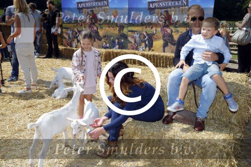 Amsterdam 10 juni 2015
Premiere Apenstreken bij kinderboederij in amsterdamse bos met oa Yvon Jaspers en Kim Lian v d Meij. Kim Lian v d Meij met man Daniel en kinderen