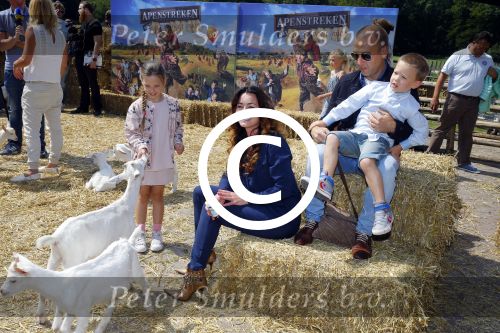 Amsterdam 10 juni 2015
Premiere Apenstreken bij kinderboederij in amsterdamse bos met oa Yvon Jaspers en Kim Lian v d Meij. Kim Lian v d Meij met man Daniel en kinderen