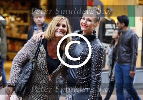 Amsterdam 6 mei 2015 
Presentatie nieuwe parfum van Cloe bij ici paris op de kalverstraat.
Kimberly Klaver met moeder