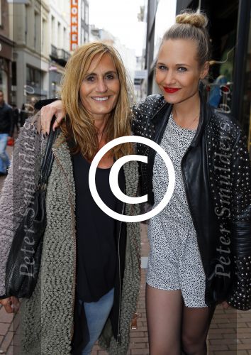 Amsterdam 6 mei 2015 
Presentatie nieuwe parfum van Cloe bij ici paris op de kalverstraat.
Kimberly Klaver met moeder