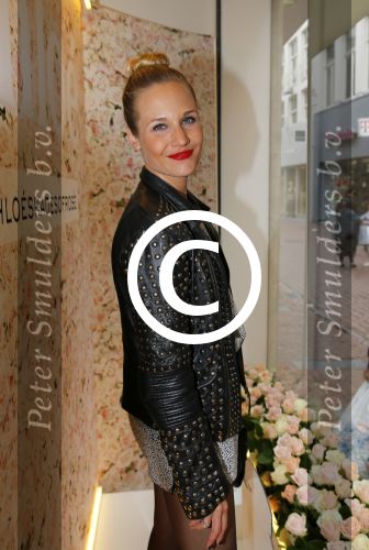 Amsterdam 6 mei 2015 
Presentatie nieuwe parfum van Cloe bij ici paris op de kalverstraat.
Kimberly Klaver met moeder