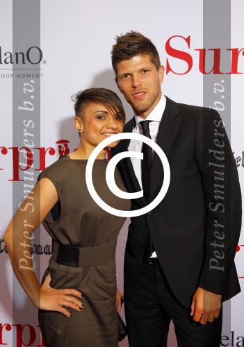 Amsterdam 18 mei 2015
Premiere de surprise van Mike v Diem met in de hoofdrollen Georgina Verbaan en Jeroen v Koningsbrugge. De premiere was in Tuschinski. Klaasjan Huntelaar met vrouw