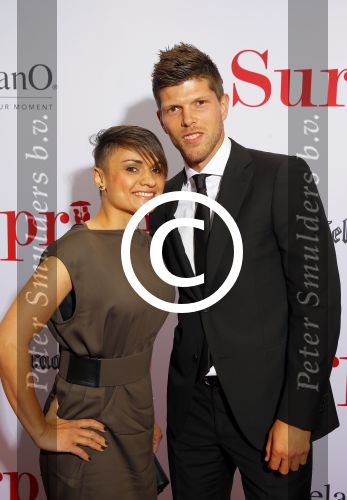 Amsterdam 18 mei 2015
Premiere de surprise van Mike v Diem met in de hoofdrollen Georgina Verbaan en Jeroen v Koningsbrugge. De premiere was in Tuschinski. Klaasjan Huntelaar met vrouw