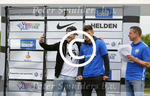 Arnhem 31 mei 2015
Voetbalclinic Klaas jan Huntelaar foundation op Papendal. Ook Enzo Knol en zijn vriendin Dee v d Zeeuw waren ook aanwezig.