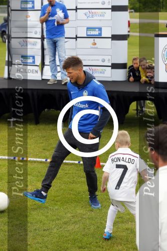 Arnhem 31 mei 2015
Voetbalclinic Klaas jan Huntelaar foundation op Papendal. Ook Enzo Knol en zijn vriendin Dee v d Zeeuw waren ook aanwezig.