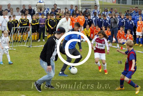 Arnhem 31 mei 2015
Voetbalclinic Klaas jan Huntelaar foundation op Papendal. Ook Enzo Knol en zijn vriendin Dee v d Zeeuw waren ook aanwezig.