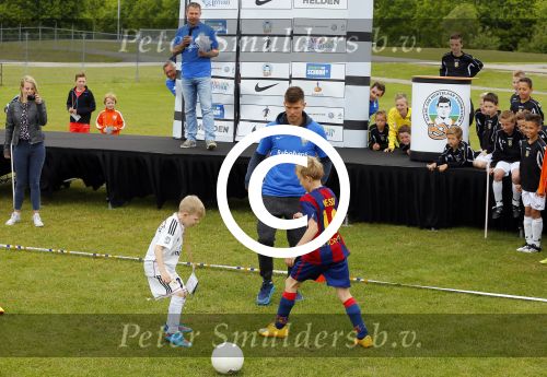 Arnhem 31 mei 2015
Voetbalclinic Klaas jan Huntelaar foundation op Papendal. Ook Enzo Knol en zijn vriendin Dee v d Zeeuw waren ook aanwezig.