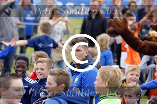 Arnhem 31 mei 2015
Voetbalclinic Klaas jan Huntelaar foundation op Papendal. Ook Enzo Knol en zijn vriendin Dee v d Zeeuw waren ook aanwezig.