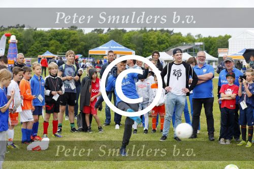 Arnhem 31 mei 2015
Voetbalclinic Klaas jan Huntelaar foundation op Papendal. Ook Enzo Knol en zijn vriendin Dee v d Zeeuw waren ook aanwezig.