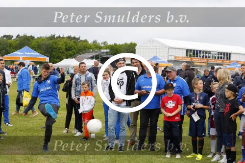 Arnhem 31 mei 2015
Voetbalclinic Klaas jan Huntelaar foundation op Papendal. Ook Enzo Knol en zijn vriendin Dee v d Zeeuw waren ook aanwezig.
