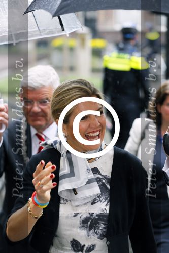 Utrecht 18 mei 2015
Koningin Maxima arriveert in haar audi A8 bij de prins Claus Leerstoel in Utrecht.