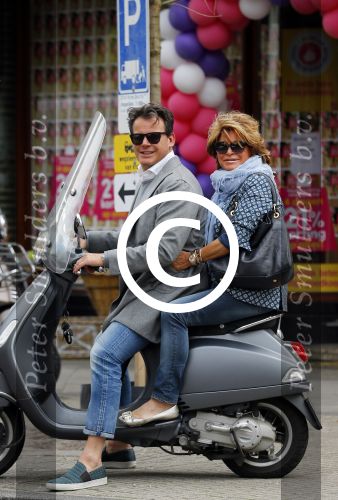 Amsterdam 22 mei 2015  
Leco v Zadelhoff en Christine Kroonenberg op vespa scooter