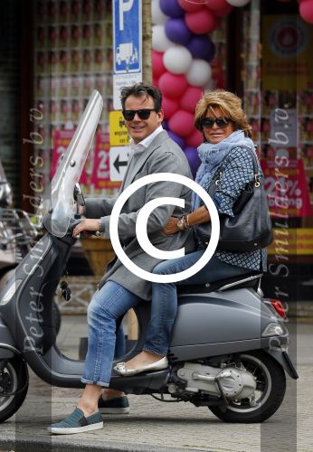 Amsterdam 22 mei 2015  
Leco v Zadelhoff en Christine Kroonenberg op vespa scooter