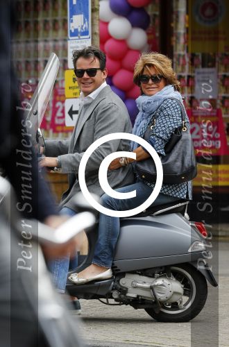 Amsterdam 22 mei 2015  
Leco v Zadelhoff en Christine Kroonenberg op vespa scooter