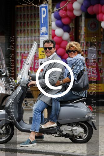 Amsterdam 22 mei 2015  
Leco v Zadelhoff en Christine Kroonenberg op vespa scooter