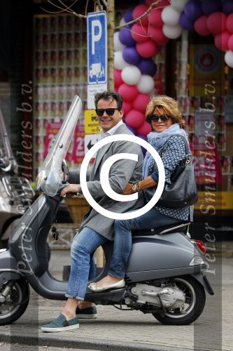 Amsterdam 22 mei 2015  
Leco v Zadelhoff en Christine Kroonenberg op vespa scooter