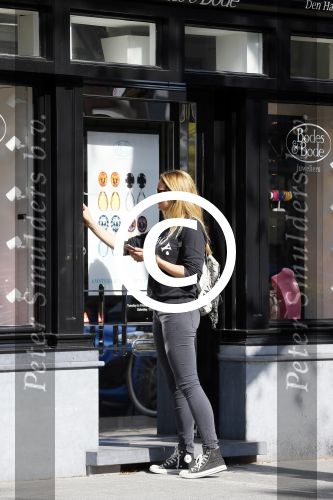 Amsterdam 11 mei 2015 
Lieke v Lexmond koopt bloemen op de cornelis schuytstraat.