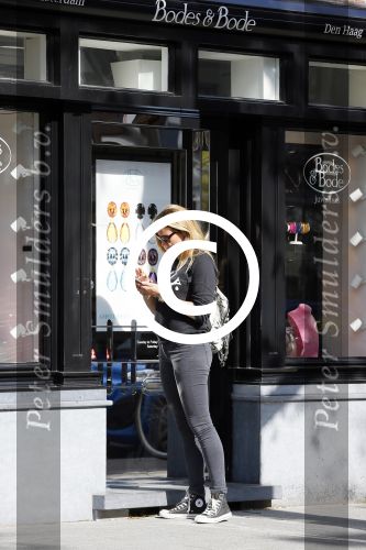 Amsterdam 11 mei 2015 
Lieke v Lexmond koopt bloemen op de cornelis schuytstraat.