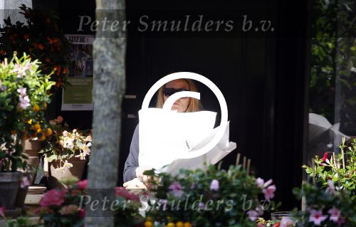 Amsterdam 11 mei 2015 
Lieke v Lexmond koopt bloemen op de cornelis schuytstraat.
