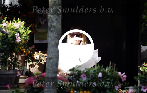Amsterdam 11 mei 2015 
Lieke v Lexmond koopt bloemen op de cornelis schuytstraat.