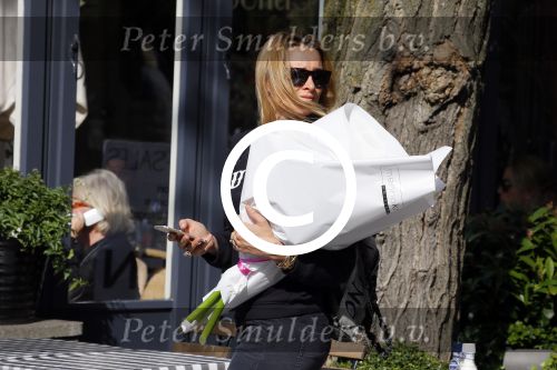 Amsterdam 11 mei 2015 
Lieke v Lexmond koopt bloemen op de cornelis schuytstraat.