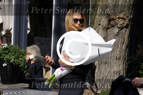 Amsterdam 11 mei 2015 
Lieke v Lexmond koopt bloemen op de cornelis schuytstraat.
