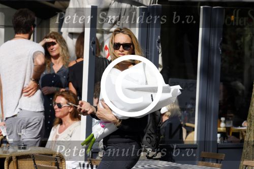 Amsterdam 11 mei 2015 
Lieke v Lexmond koopt bloemen op de cornelis schuytstraat.