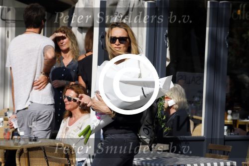 Amsterdam 11 mei 2015 
Lieke v Lexmond koopt bloemen op de cornelis schuytstraat.