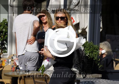 Amsterdam 11 mei 2015 
Lieke v Lexmond koopt bloemen op de cornelis schuytstraat.