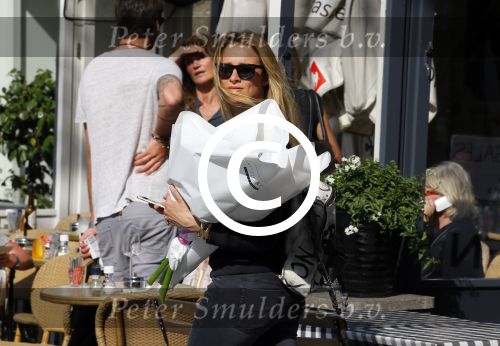 Amsterdam 11 mei 2015 
Lieke v Lexmond koopt bloemen op de cornelis schuytstraat.