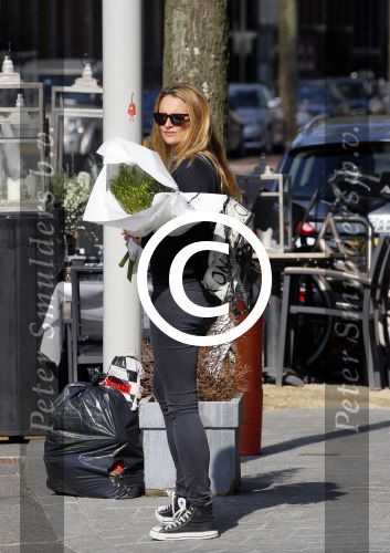 Amsterdam 11 mei 2015 
Lieke v Lexmond koopt bloemen op de cornelis schuytstraat.