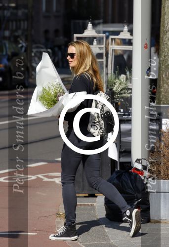 Amsterdam 11 mei 2015 
Lieke v Lexmond koopt bloemen op de cornelis schuytstraat.