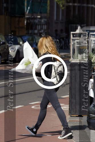 Amsterdam 11 mei 2015 
Lieke v Lexmond koopt bloemen op de cornelis schuytstraat.