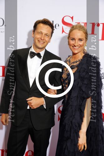 Amsterdam 18 mei 2015
Premiere de surprise van Mike v Diem met in de hoofdrollen Georgina Verbaan en Jeroen v Koningsbrugge. De premiere was in Tuschinski. Lieke v Lexmond met vriend Bas v Veggel