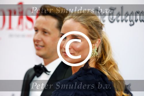 Amsterdam 18 mei 2015
Premiere de surprise van Mike v Diem met in de hoofdrollen Georgina Verbaan en Jeroen v Koningsbrugge. De premiere was in Tuschinski. Lieke v Lexmond met vriend Bas v Veggel