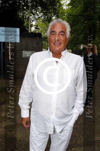 Blaricum 14 juni 2015
Rene Froger heeft een surprise feestje voor zijn vrouw Natasja georganiseerd voor haar 50e verjaardag. Het feest vindt plaats in de tuin van hun huis. Ludo Voeten