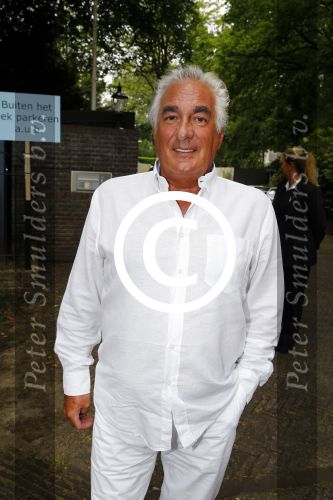 Blaricum 14 juni 2015
Rene Froger heeft een surprise feestje voor zijn vrouw Natasja georganiseerd voor haar 50e verjaardag. Het feest vindt plaats in de tuin van hun huis. Ludo Voeten
