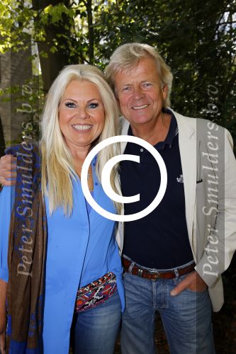 Hilversum 1 mei 2015
Boek presentatie van LUV. Marga Scheide en Jose Hoebee zijn aanwezig in de wisseloord studio\'s.
Peter Boonstra is de maker van het boek.