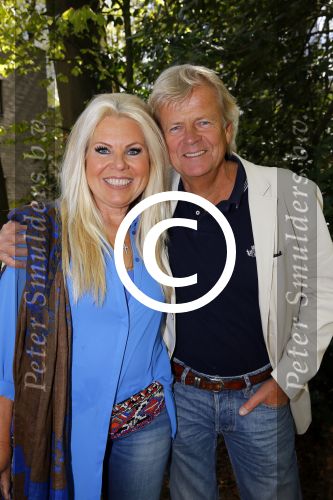 Hilversum 1 mei 2015
Boek presentatie van LUV. Marga Scheide en Jose Hoebee zijn aanwezig in de wisseloord studio\'s.
Peter Boonstra is de maker van het boek.
