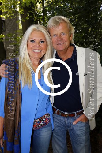 Hilversum 1 mei 2015
Boek presentatie van LUV. Marga Scheide en Jose Hoebee zijn aanwezig in de wisseloord studio\'s.
Peter Boonstra is de maker van het boek.