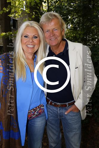 Hilversum 1 mei 2015
Boek presentatie van LUV. Marga Scheide en Jose Hoebee zijn aanwezig in de wisseloord studio\'s.
Peter Boonstra is de maker van het boek.