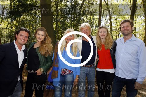 Hilversum 1 mei 2015
Boek presentatie van LUV. Marga Scheide en Jose Hoebee zijn aanwezig in de wisseloord studio\'s.
Peter Boonstra is de maker van het boek.