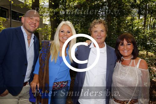 Hilversum 1 mei 2015
Boek presentatie van LUV. Marga Scheide en Jose Hoebee zijn aanwezig in de wisseloord studio\'s.
Peter Boonstra is de maker van het boek.