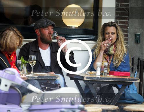 Amsterdam 29 mei 2015 
Maria Kooistra met een vriend op terras.